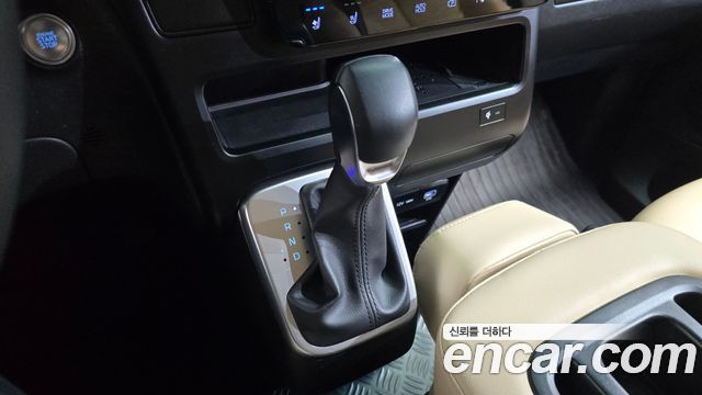 Hyundai Staria 2025 — photo 9