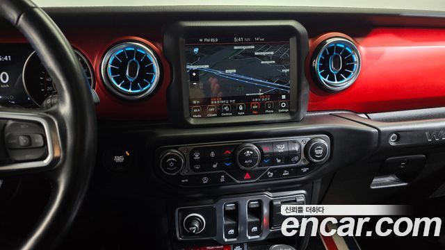 Jeep Wrangler 2021 — photo 18