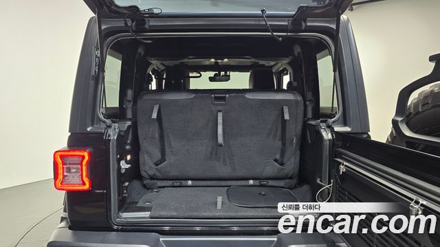 Jeep Wrangler 2021 — photo 23
