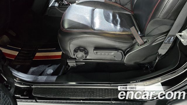 Jeep Wrangler 2021 — photo 25
