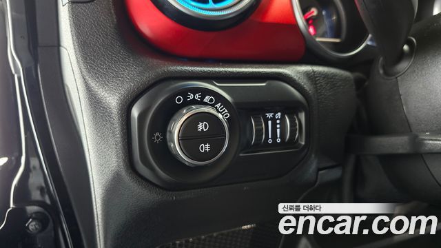 Jeep Wrangler 2021 — photo 28