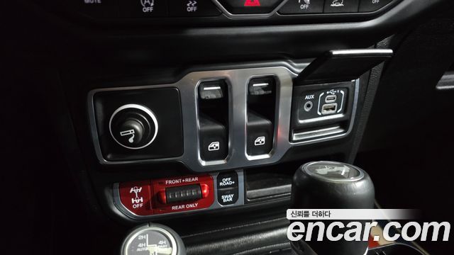 Jeep Wrangler 2021 — photo 32