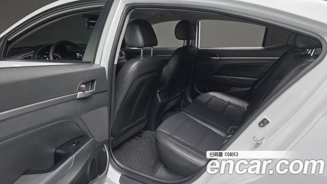 Hyundai AVANTE 2018 — photo 23