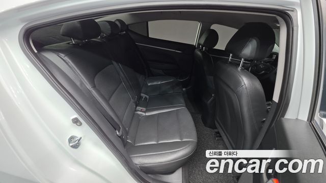 Hyundai AVANTE 2018 — photo 24
