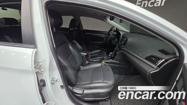 Hyundai AVANTE 2018 — photo 16