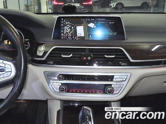 BMW 7-Series 2016 — photo 11