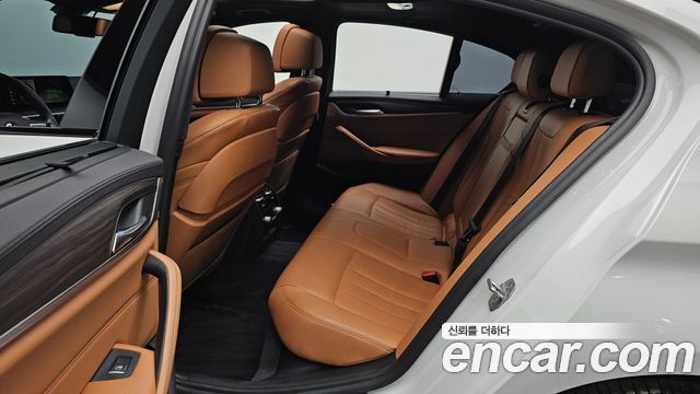 BMW 5-Series 2017 — photo 18
