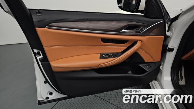 BMW 5-Series 2017 — photo 14