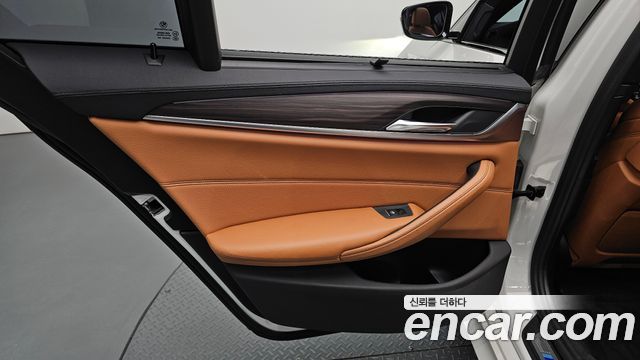 BMW 5-Series 2017 — photo 15