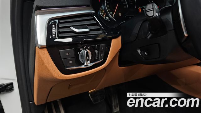 BMW 5-Series 2017 — photo 27