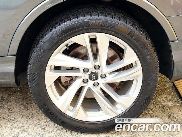 Audi Q7 2021 — photo 18