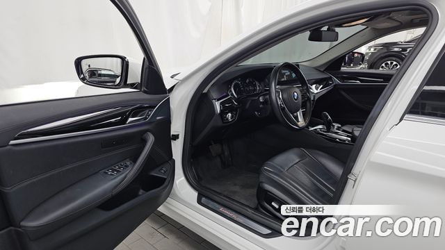 BMW 5-Series 2018 — photo 13
