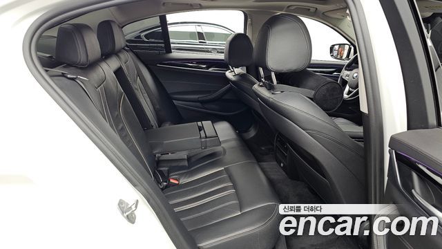 BMW 5-Series 2018 — photo 18