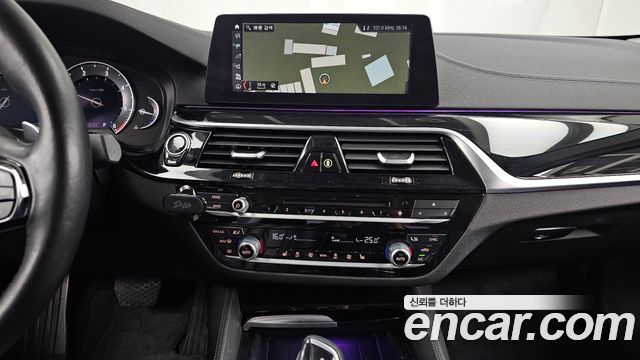 BMW 5-Series 2018 — photo 20