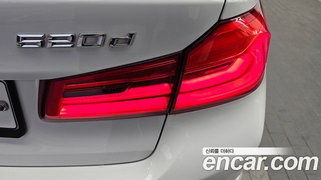 BMW 5-Series 2018 — photo 9