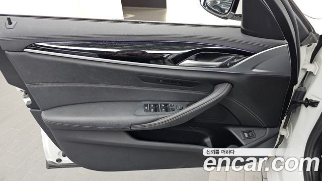 BMW 5-Series 2018 — photo 14