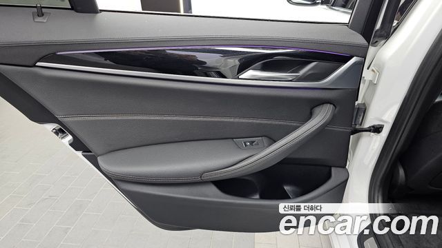 BMW 5-Series 2018 — photo 15