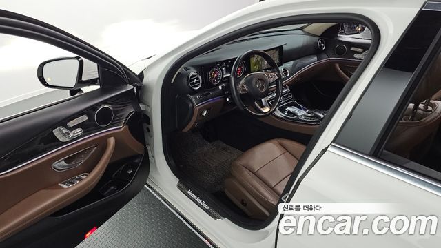 Mercedes-Benz E-Class 2018 — photo 11