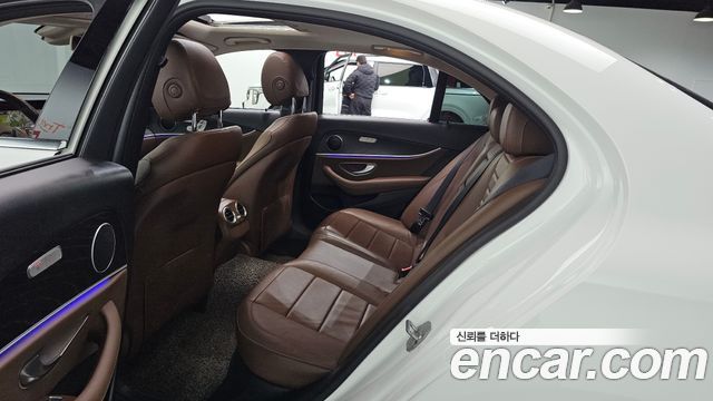 Mercedes-Benz E-Class 2018 — photo 12