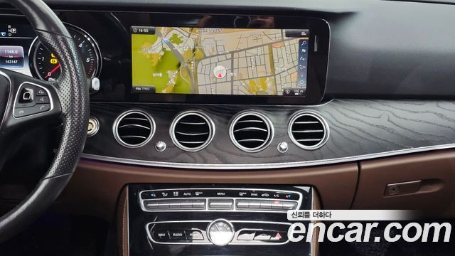 Mercedes-Benz E-Class 2018 — photo 15
