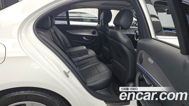 Mercedes-Benz E-Class 2018 — photo 12