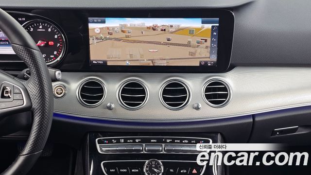 Mercedes-Benz E-Class 2018 — photo 14