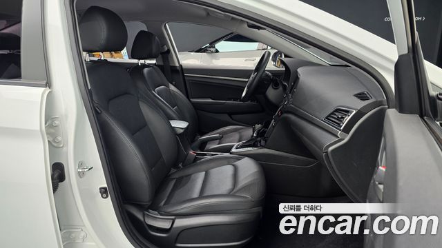 Hyundai AVANTE 2018 — photo 13