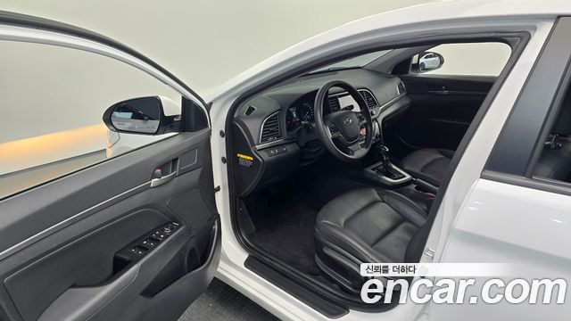 Hyundai AVANTE 2018 — photo 17
