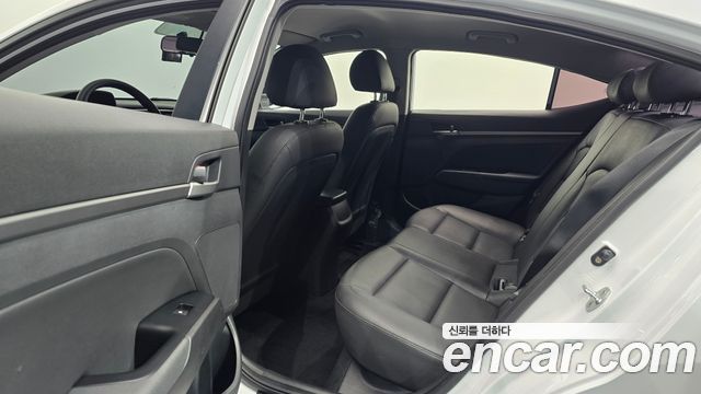 Hyundai AVANTE 2018 — photo 18