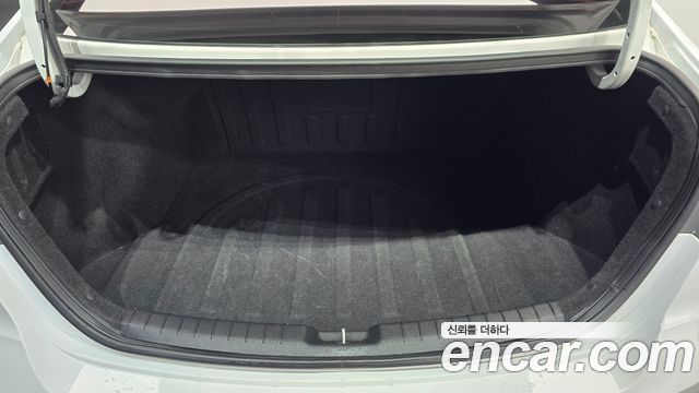 Hyundai AVANTE 2018 — photo 24