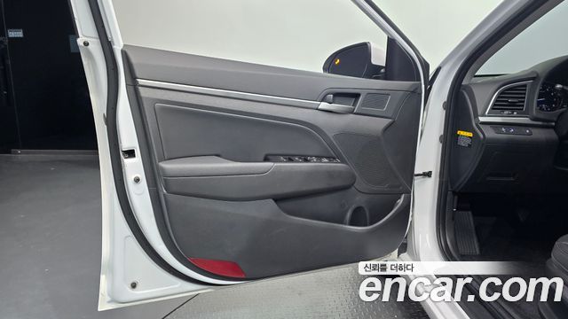 Hyundai AVANTE 2018 — photo 14