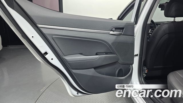 Hyundai AVANTE 2018 — photo 15