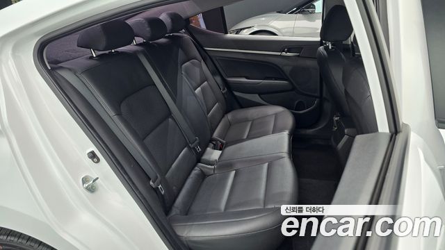 Hyundai AVANTE 2018 — photo 16
