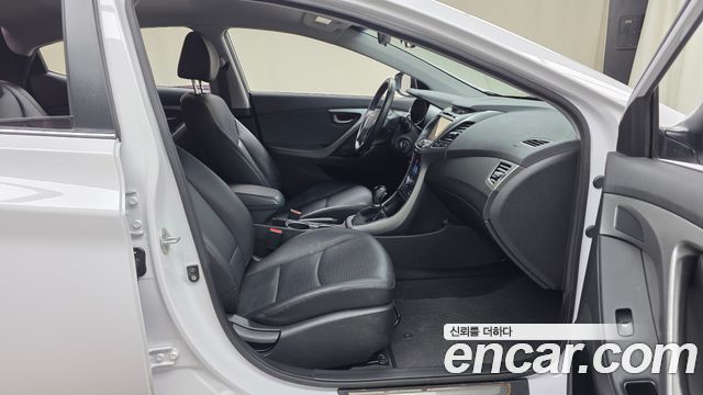 Hyundai AVANTE 2015 — photo 17