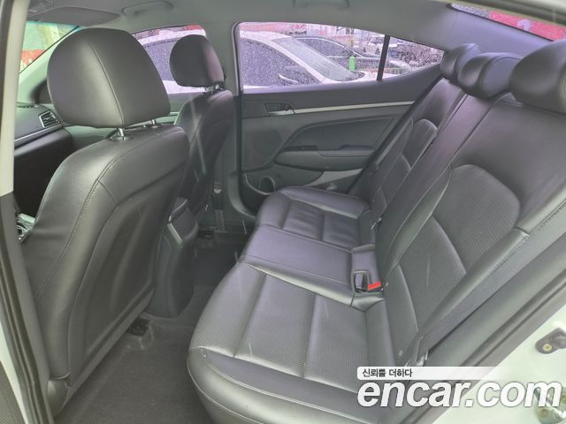 Hyundai AVANTE 2017 — photo 11