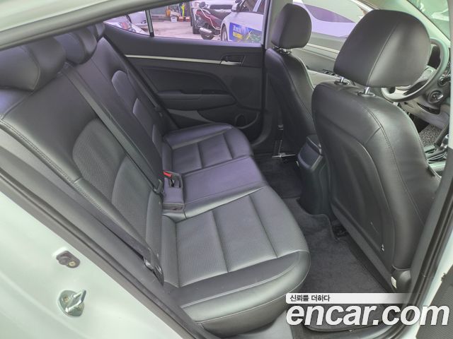 Hyundai AVANTE 2017 — photo 12