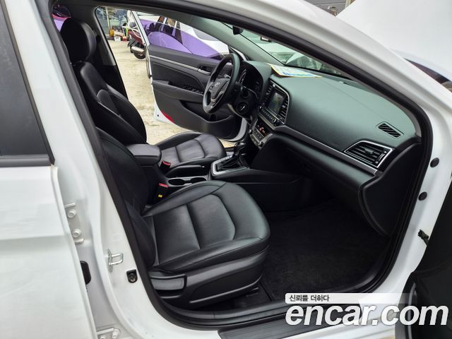 Hyundai AVANTE 2017 — photo 13