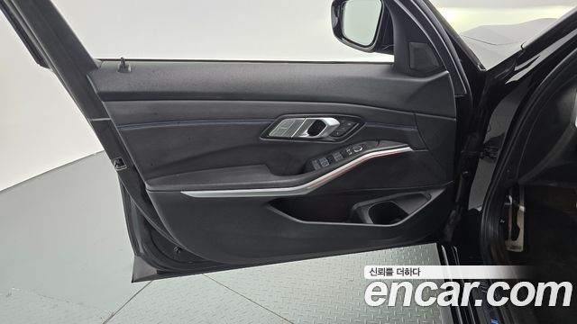 BMW 3-Series 2022 — photo 14