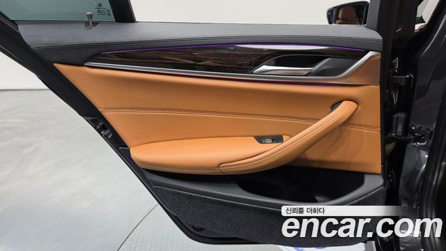 BMW 5-Series 2021 — photo 15