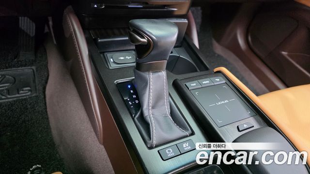 Lexus ES 2020 — photo 12