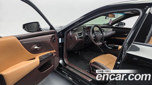 Lexus ES 2020 — photo 13