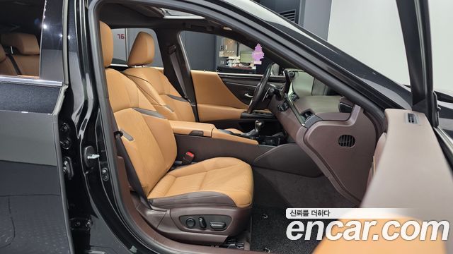 Lexus ES 2020 — photo 17