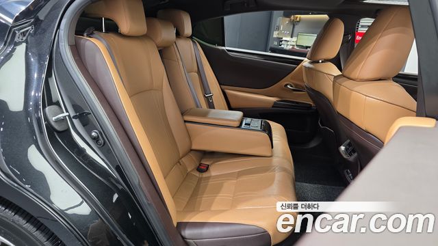 Lexus ES 2020 — photo 18