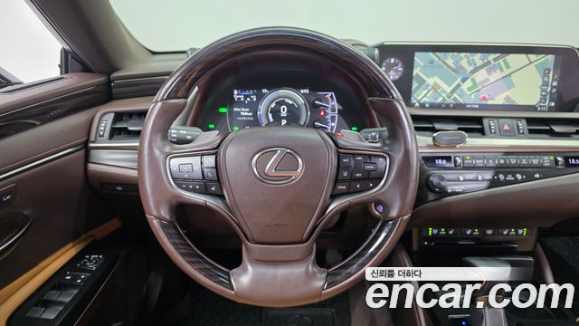 Lexus ES 2020 — photo 19