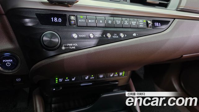 Lexus ES 2020 — photo 23