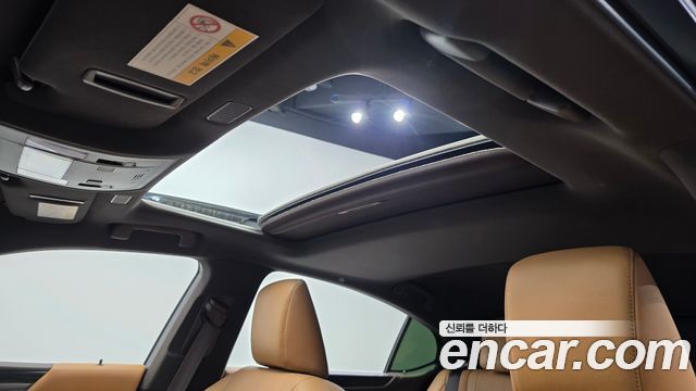 Lexus ES 2020 — photo 25