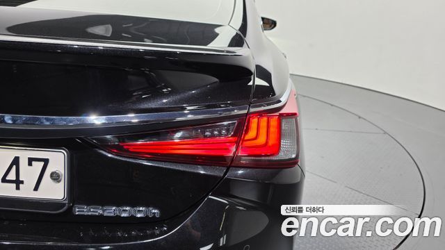 Lexus ES 2020 — photo 9
