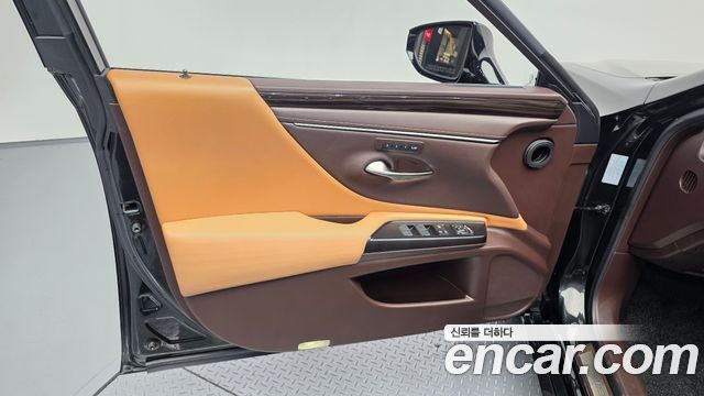 Lexus ES 2020 — photo 14