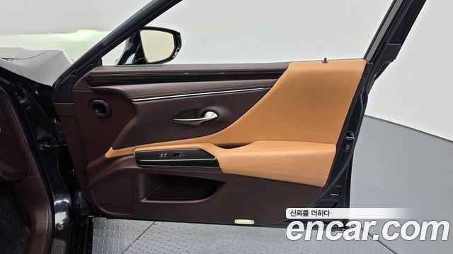 Lexus ES 2020 — photo 15