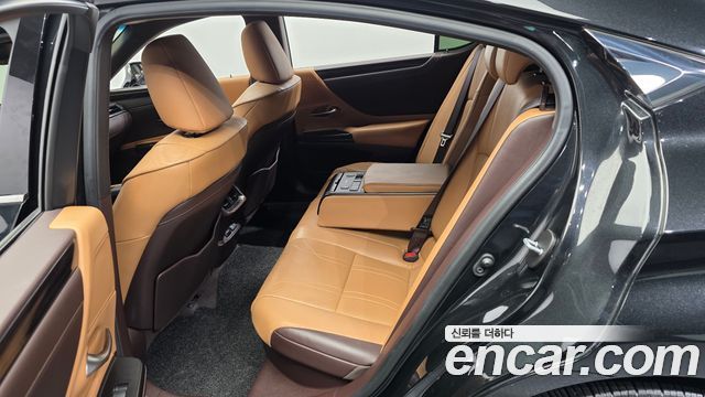 Lexus ES 2020 — photo 16